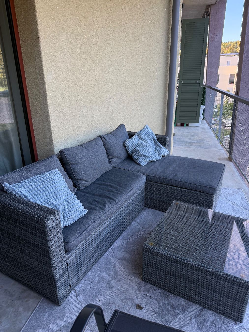 Divani: Lounge Set Rattanoptik grau mit Tisch – Usato da Sennhof (Winterthur) venduto da vanessa_n