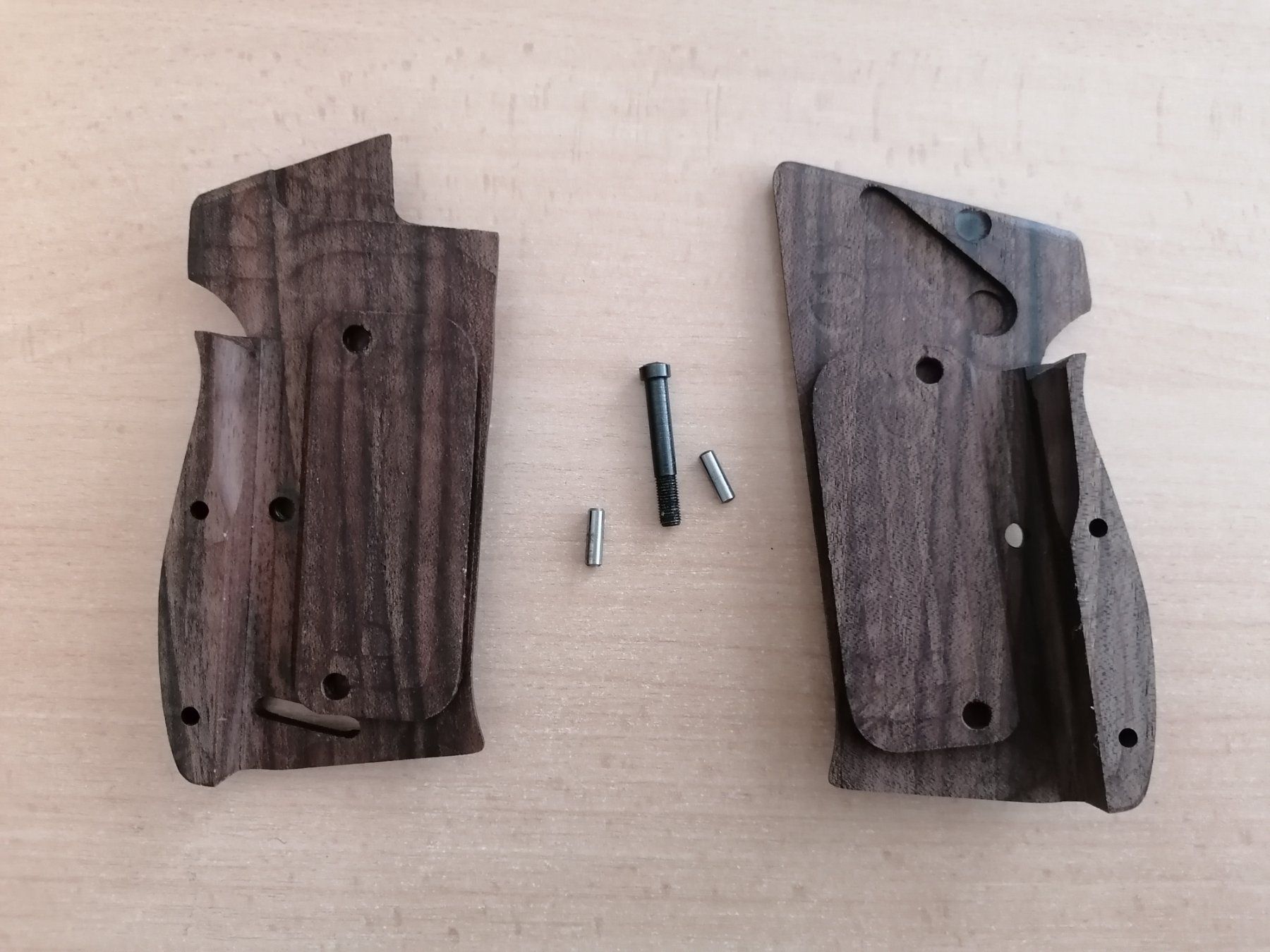Holzschnitte: Griffschalen SIG P210 – Gebraucht aus Rümlang von  1