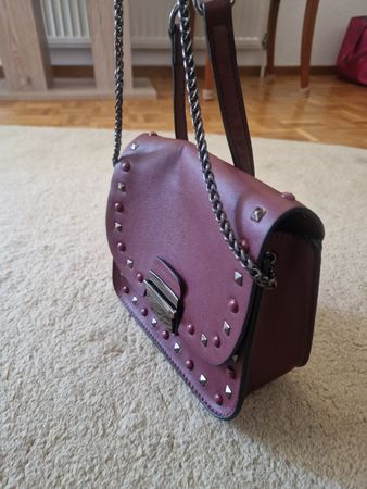 Sac à main bordeaux clouté