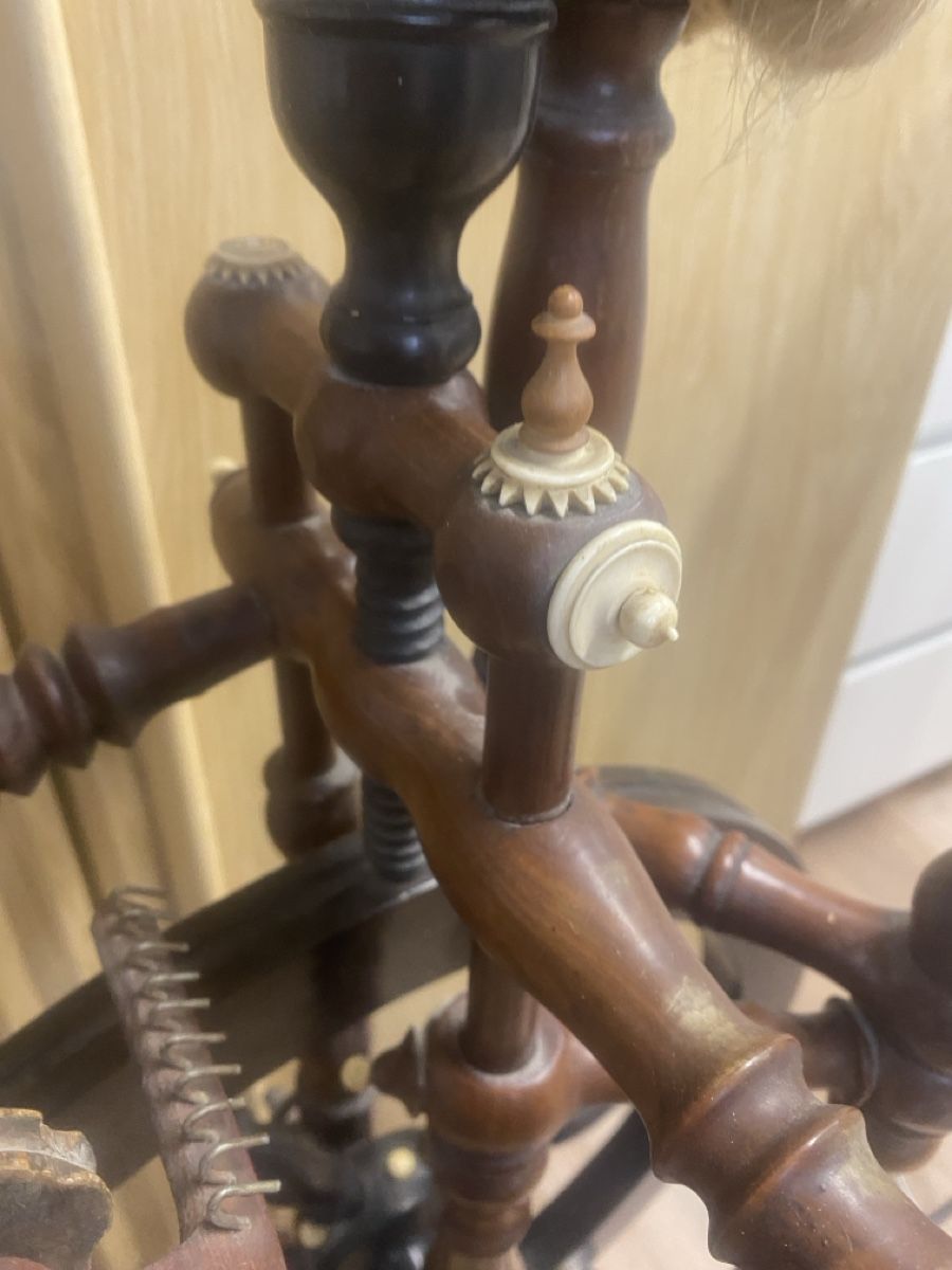 Ruote per filare: Antikes Holz-Spinnrad: Rustikale Volkskunst – Usato da Moosseedorf venduto da chaschu 2