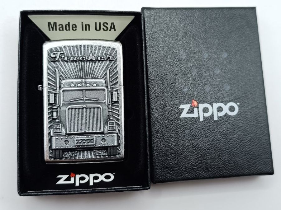 Zippo Accendini: ZIPPO Trucker Emblem 2003977 Feuerzeug – Nuovo e nell'imballaggio originale da Ennenda venduto da Benzinflamme 5