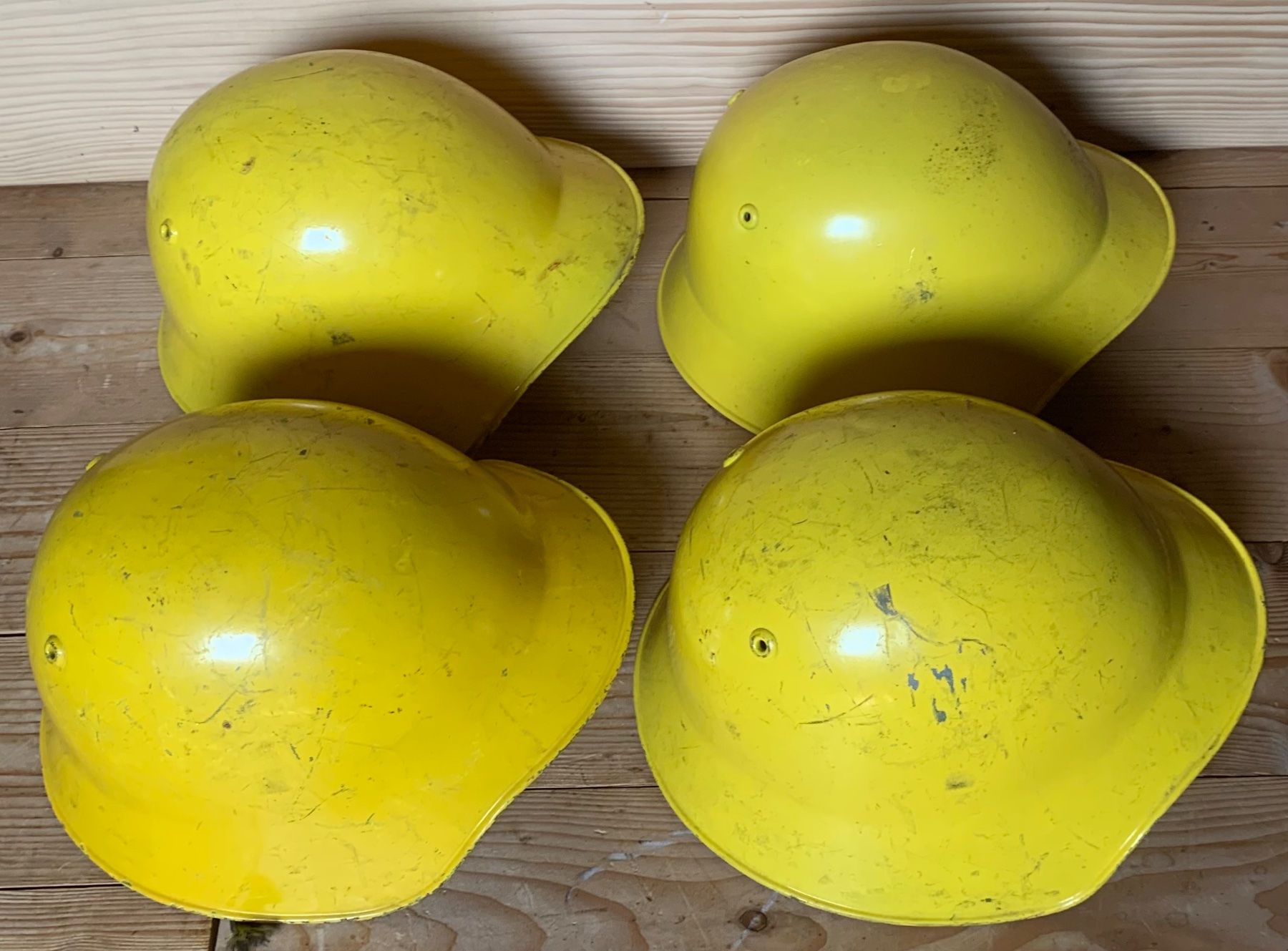 Uniformes & Effets: 4 Stahlhelme vom Zivilschutz – D'occasion à Goldingen par Bergler012 4