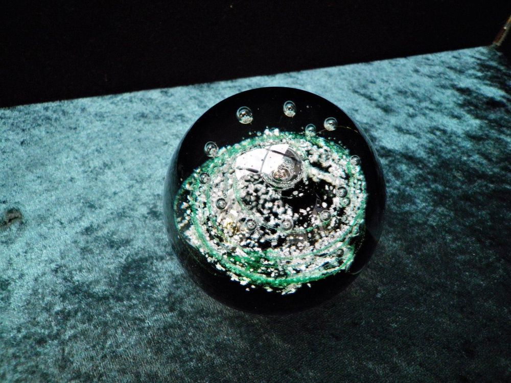 Traumkugel Delphine Bunter Grund – Nachtleuchtende Glaskugel, Mundgeblasen, Ca. 10 Cm Ø, Als Briefbeschwerer Oder Dekoobjekt, Handarbeit