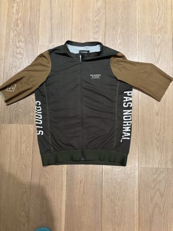 Pas Normal Studios Solitude Gr. XL Herren Velo Trikot