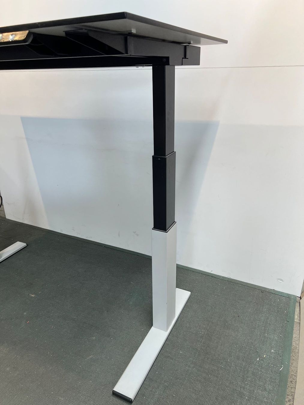 Lista Scrivanie: 006 LISTA LO Scope elektr. verstellbarer Sitz-/Stehtisch – Usato da Wangen an der Aare venduto da TBYN 5