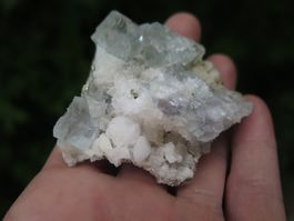 Klarer Fluorit mit weissem Calcit und Pyrit von Peru