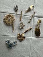 A cluster of vintage brooches