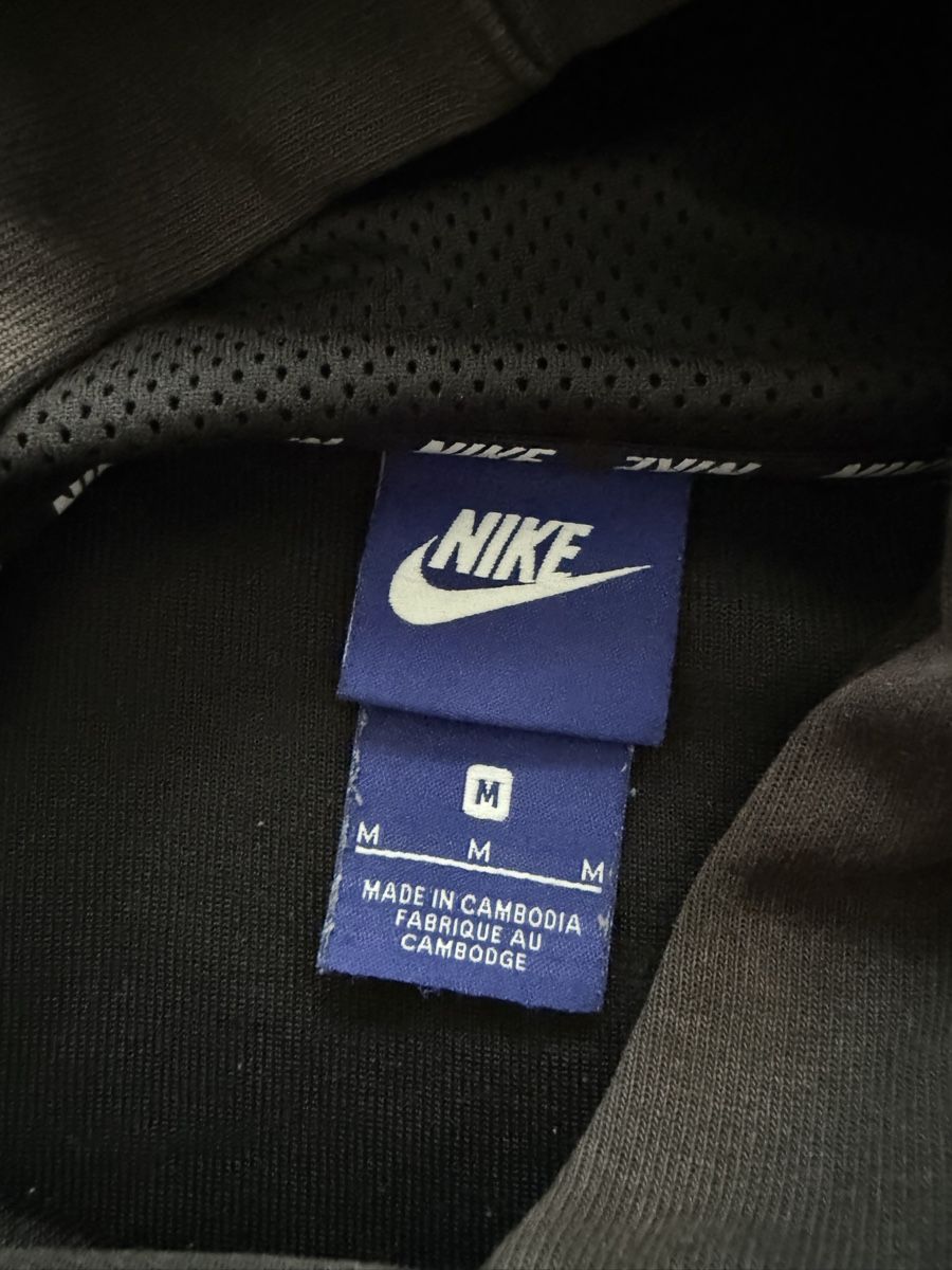 Nike Pullover & Sweatshirts: Sweat à capuche Nike noir, taille M – Gebraucht aus Genève von len_5q5n 2