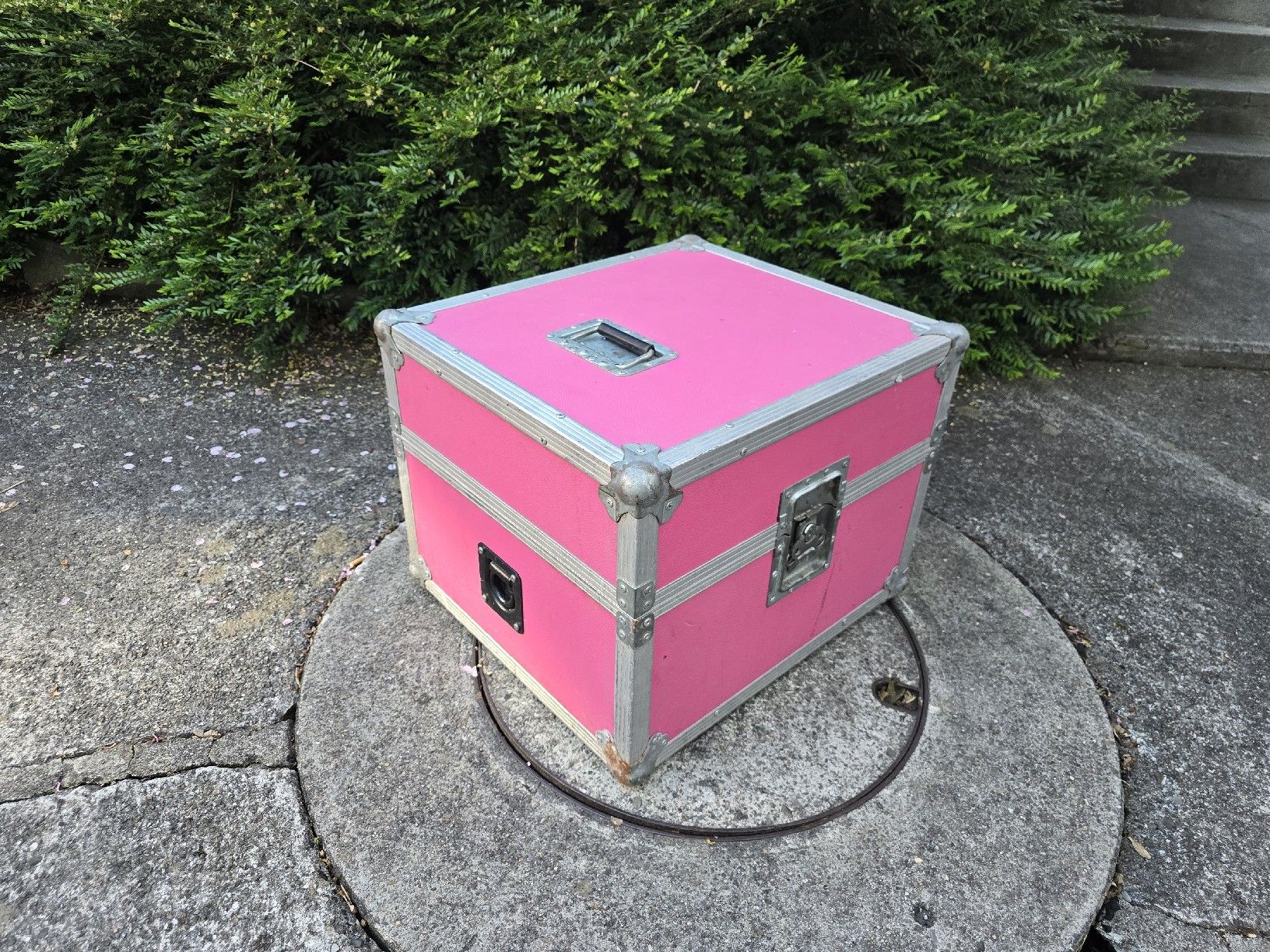 Transportkisten: Pinke Flightcase, stabile Transportbox, 51x44x57cm – Gebraucht aus Uster von DuVaekkedeMig 2