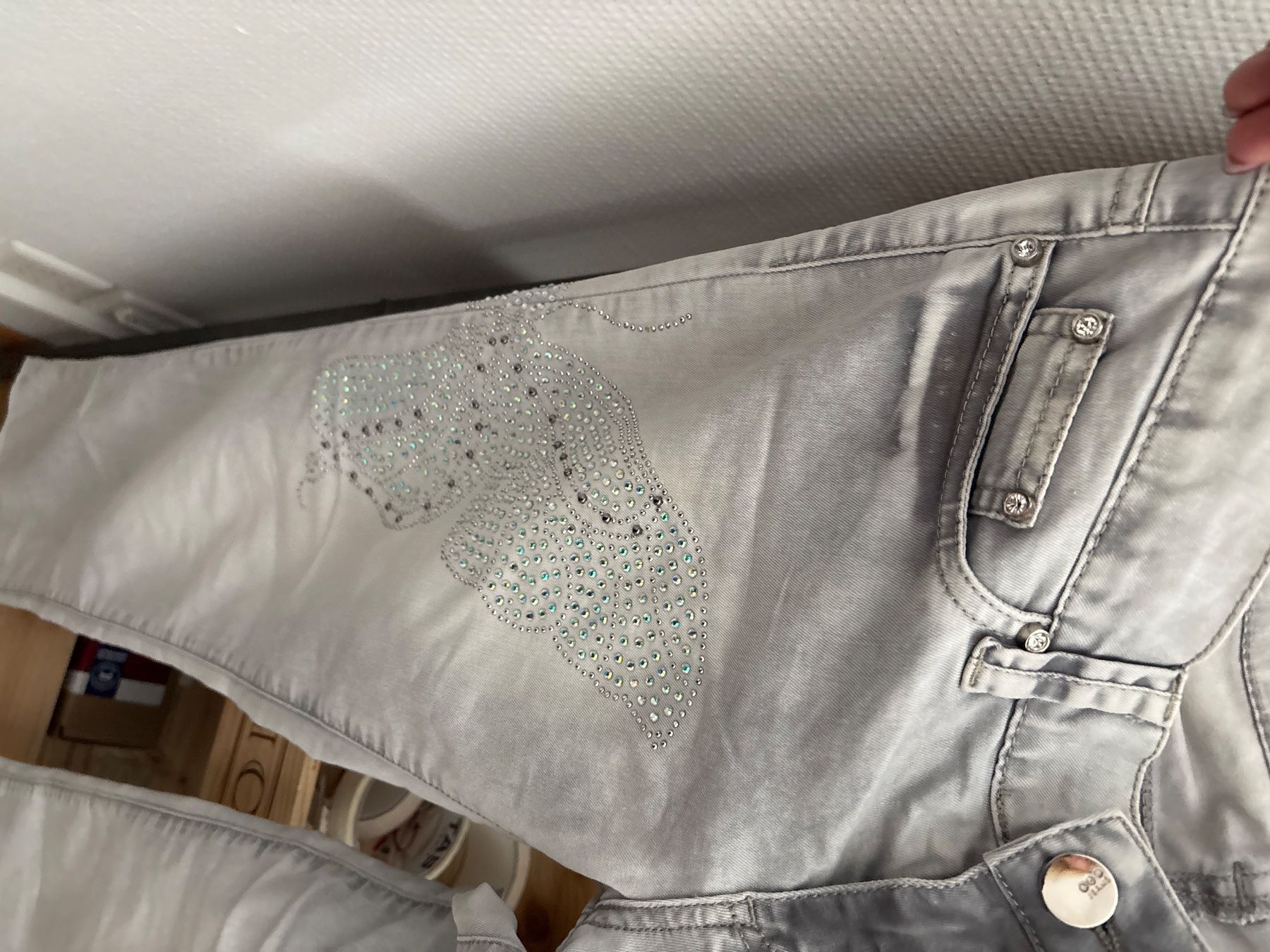 Jeans: Jeans grau Gr. 36 mit Steinen – Nuovo (secondo la descrizione) da Kaltbrunn venduto da Modern 2
