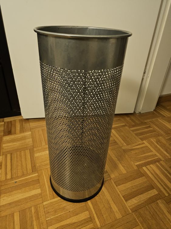 Vertikaler Schirmständer Aus Eisen Mit Großem Fas Produktbild-Vorschau 7