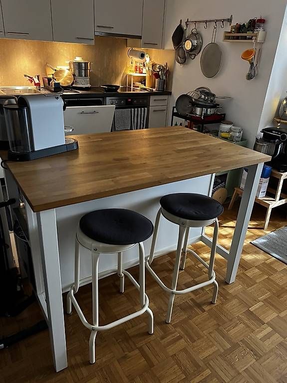 Ladenausstattungen & Messebau: IKEA Kitchen Island / Bar Table with 2 Bar Stools – Gebraucht aus Lausanne von dia_xs9l 1