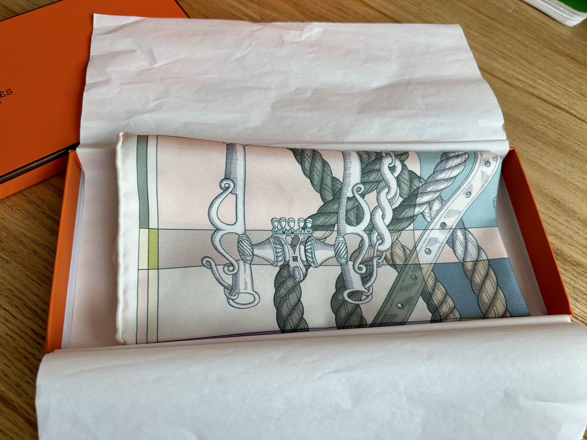Hermès Foulards, Tücher & Schals: NEW Hermes gavroche silk 100% 42x43cm – Neu und originalverpackt aus Chavannes-de-bogis von nas_7xbg 1
