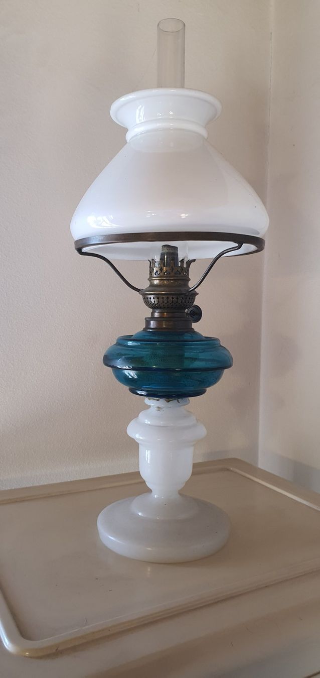 Lampade: Antike Petroleum Lampe (Opalglas) – Usato da Riggisberg venduto da Yellowcoyote 1
