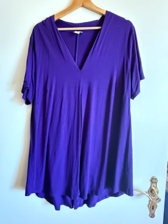 Violettes Shirt mit V-Ausschnitt, Grösse 48