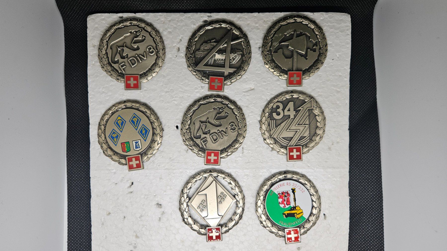 Schweizer Armee Placchette & Badge: Emblèmes de bérets armée suisse – Usato da Morges venduto da knufi01