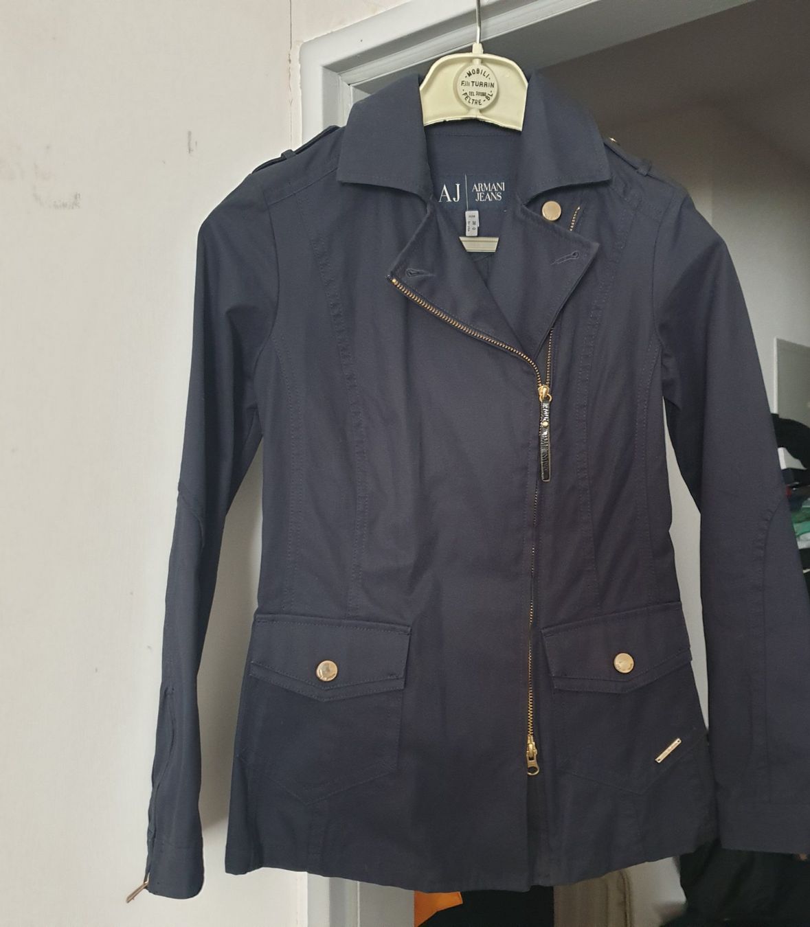 Armani Jacken: Armani Jeans schöne leichte Jacke Gr. 36 – Neu (gemäss Beschreibung) aus Frenkendorf von Moon111