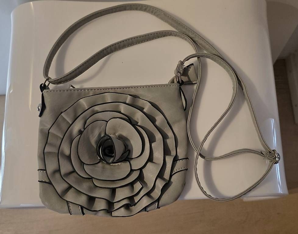 Borse da donna: Graues Blume-Tasche, klein – Usato da Wolfhausen venduto da LoukAudio