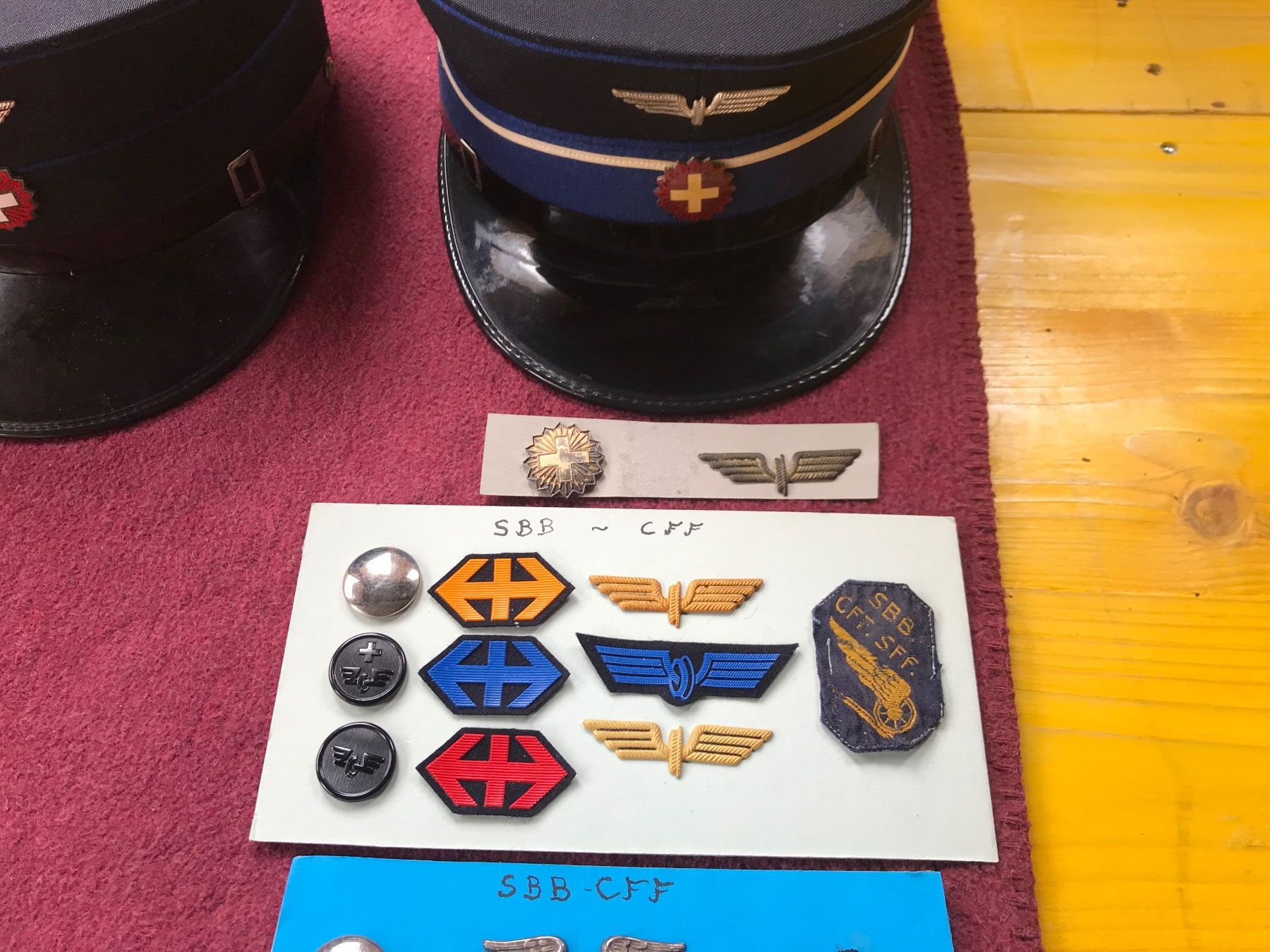 SBB/CFF/FFS Uniformi: Lot mit SBB Mützen und Abzeichen – Usato da Erschwil venduto da Freitag1 2
