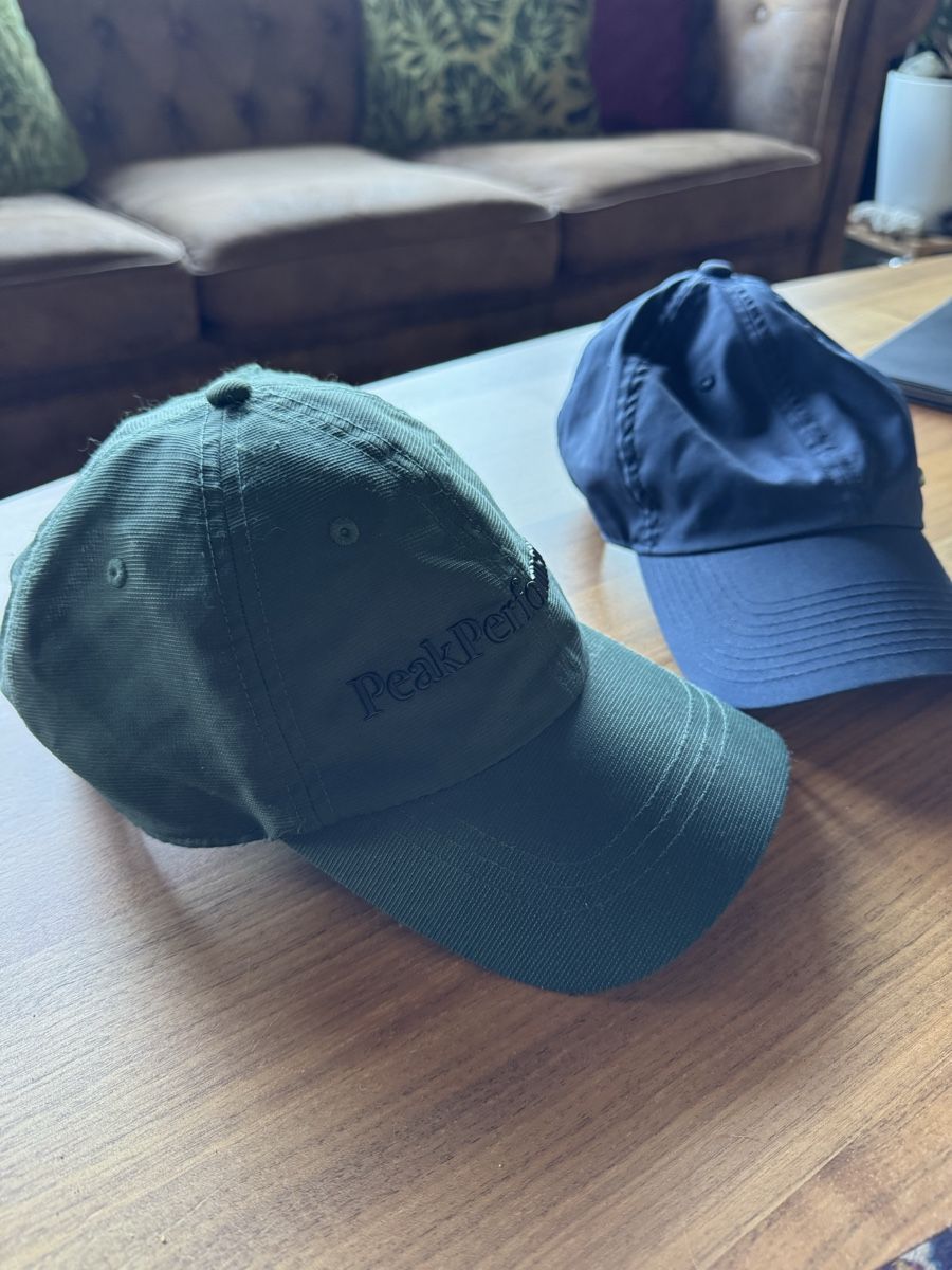 Nike Sonstige Kleidung & Accessoires: 2 Caps Nike und Peak Performance – Gebraucht aus Buonas von Mikesteal 1