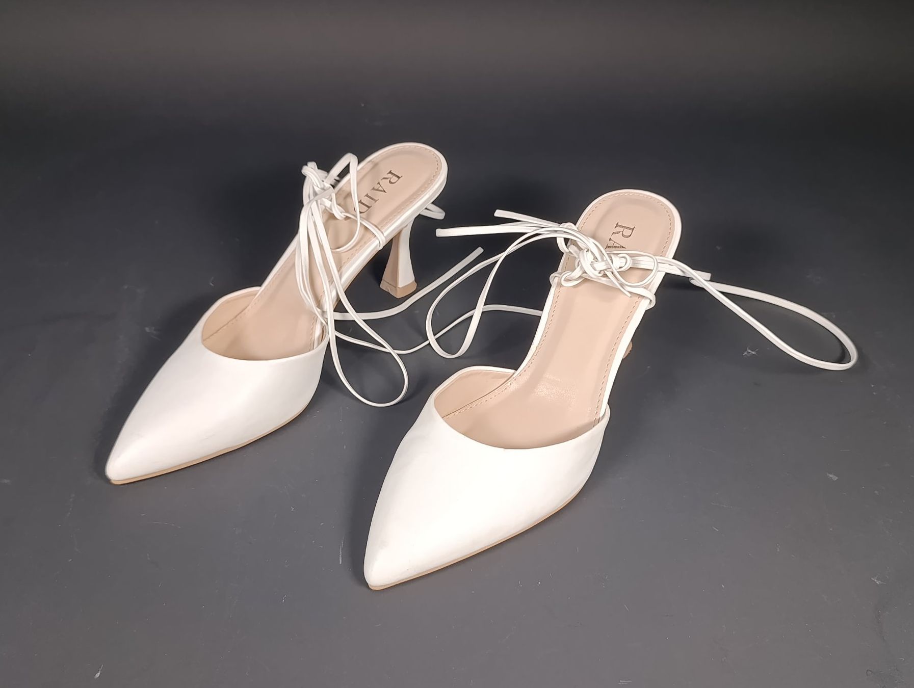 Scarpe da donna: RAID Escarpins hauts talons blancs taille 37 – Usato da Thielle venduto da Plusvalue_Neuchatel