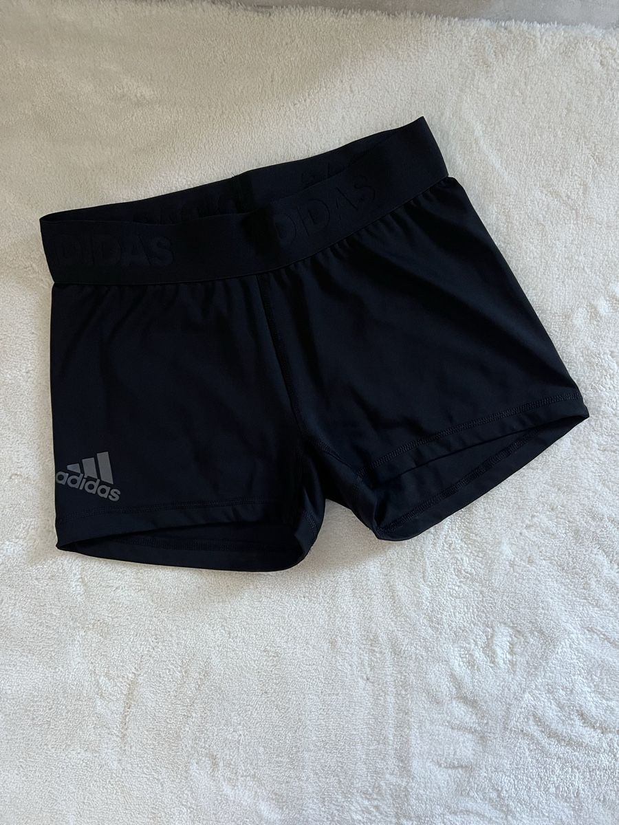 Adidas Leggings: Short Adidas Techfit Compression noir jamais porté. Taille M – Neu (gemäss Beschreibung) aus La Chaux-de-Fonds von jul_5kd8