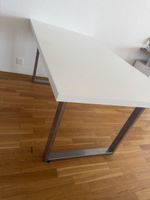 Esstisch mit weisser Oberfläche & silberfarbigen Beinen