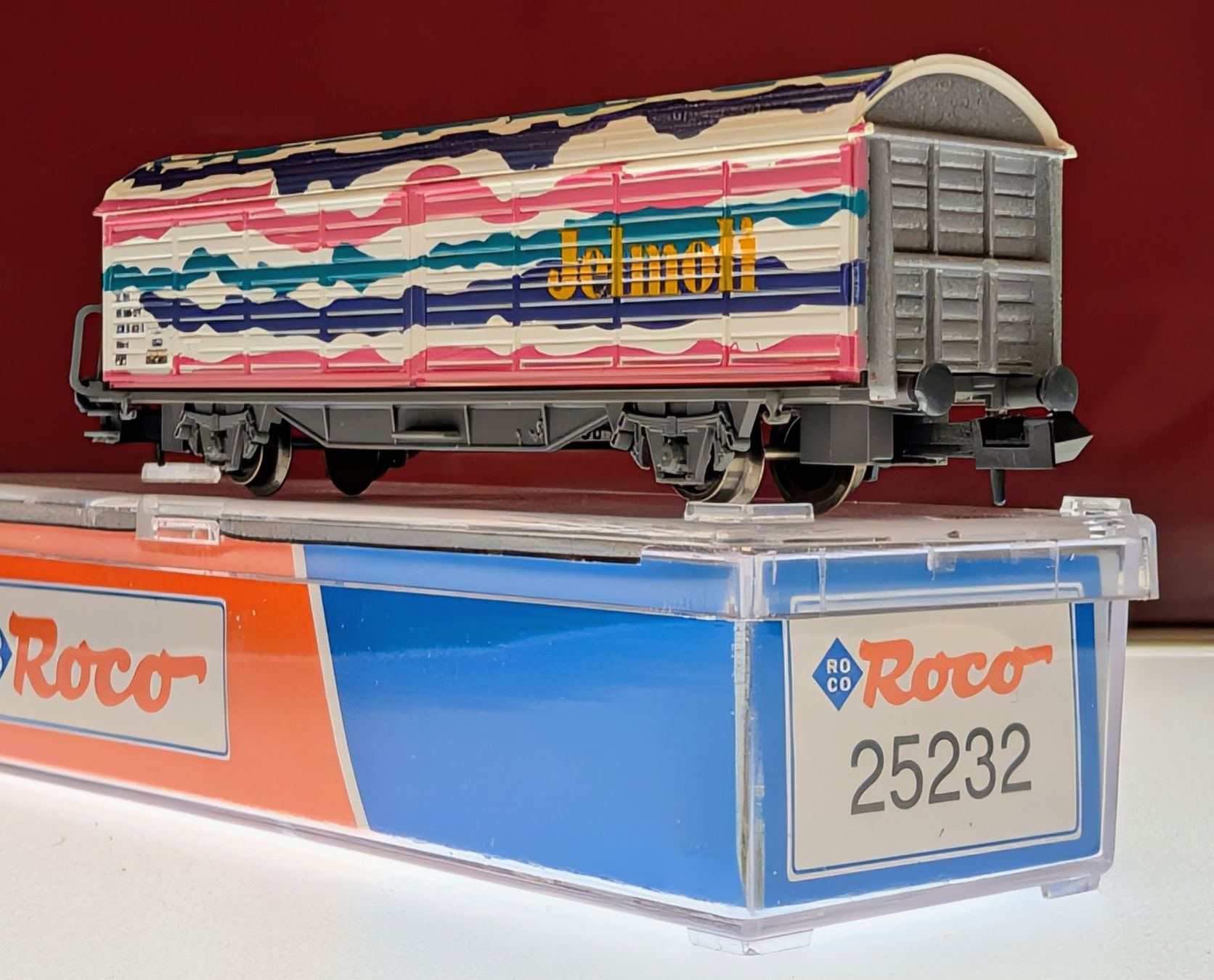 Roco Modelleisenbahnen: Spur N "Jelmoli" Güterwagen von Roco – Gebraucht aus Reinach BL von angus74 3