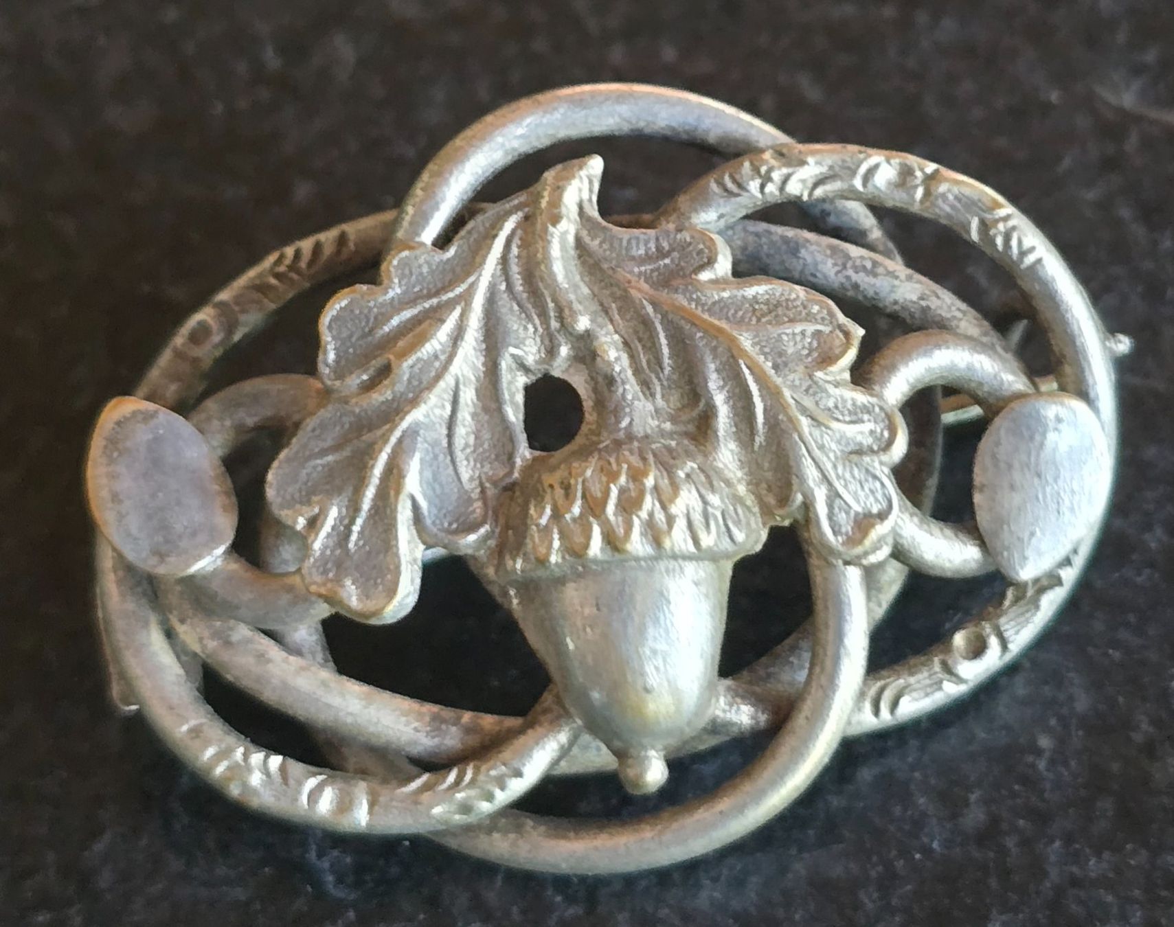 Broches & Aiguilles: Brosche Eichel und Eichenblatt antiker Schmuck – D'occasion à Duebendorf par Dguguseli