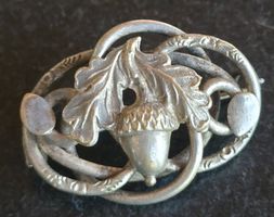 Brosche Eichel und Eichenblatt antiker Schmuck