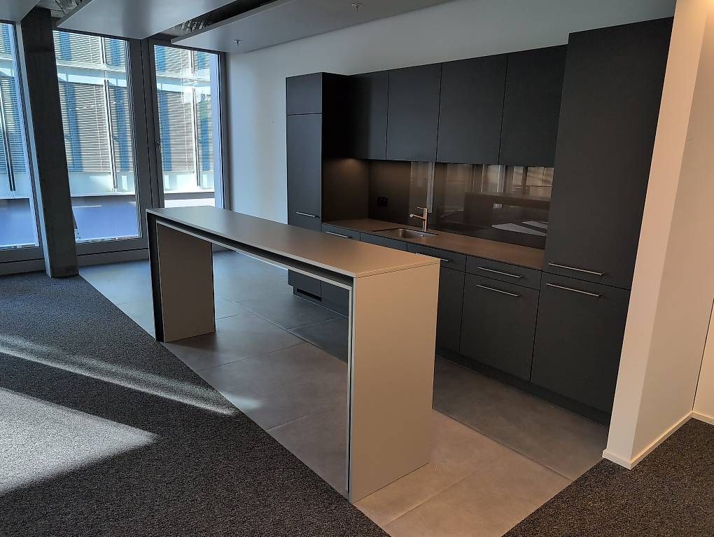 Ladenausstattungen & Messebau: Moderne Theke – Neu und originalverpackt aus Zürich von Neil.H 1