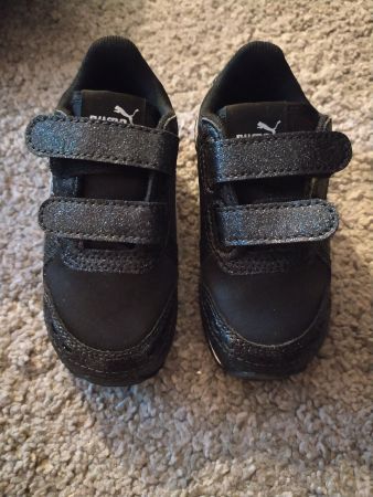 Puma Kinderschuhe Gr.22 Glitzer schwarz Kaufen auf Ricardo