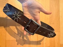 Ledergürtel mit Nieten dunkelbraun Gr. 85 guter Zustand