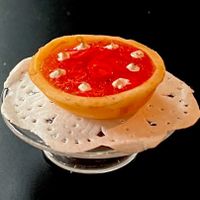 Erdbeertorte auf Glasplatte mit Fuss f/Puppenstuben. Handarb