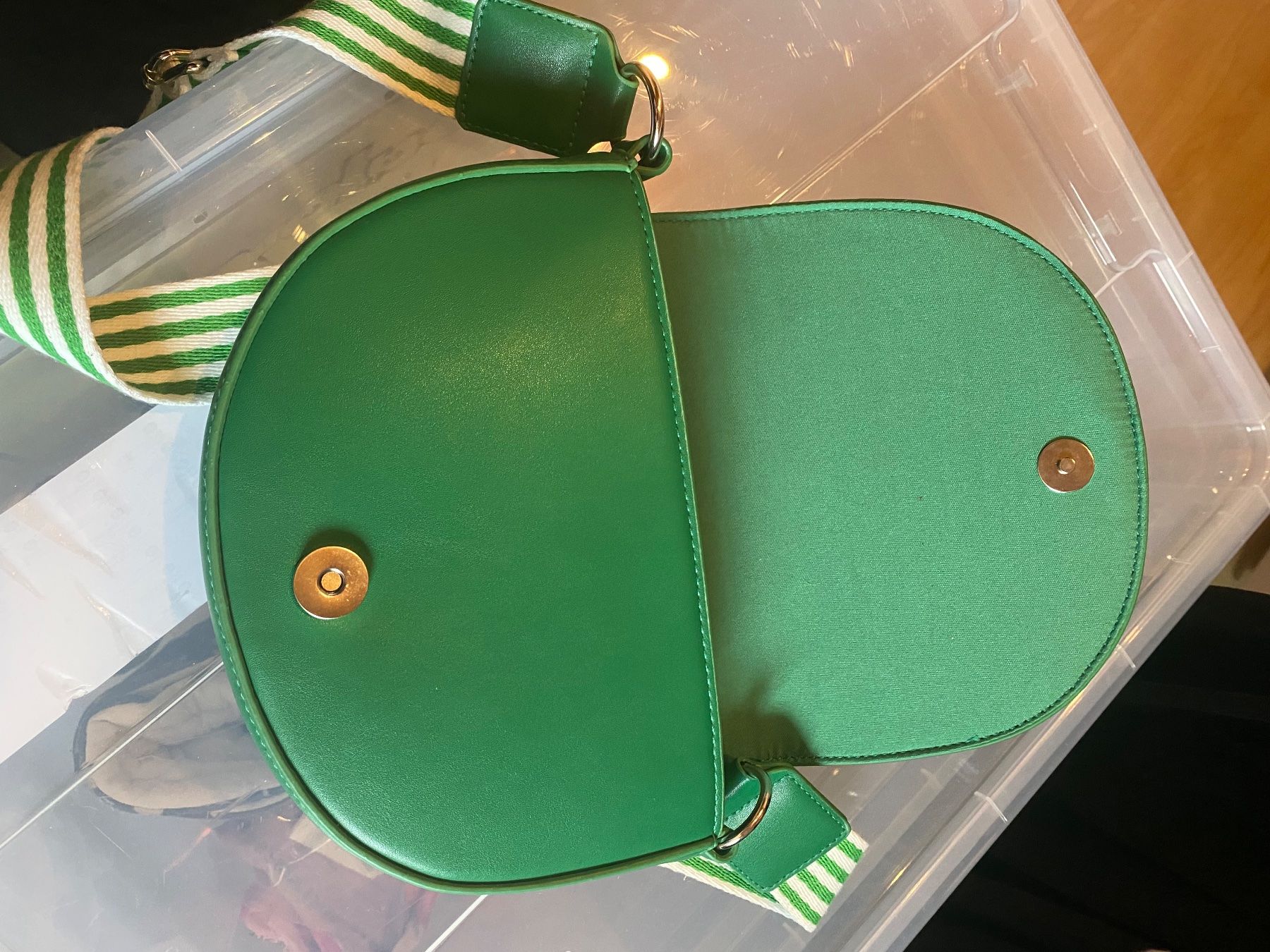 Borse da donna: Grüne Umhängetasche, 19x13cm – Nuovo (secondo la descrizione) da Edlibach venduto da Kiwi610 2