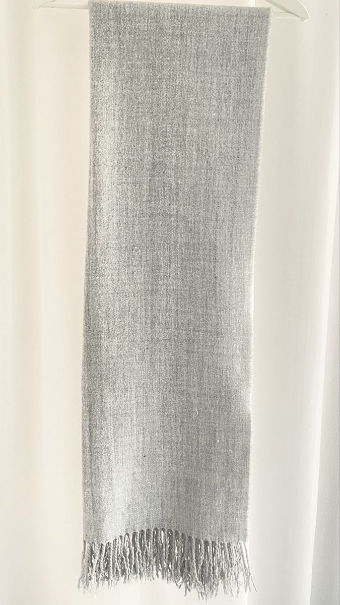 H&M Foulard & Sciarpe: Fransenschal Grau – Nuovo (secondo la descrizione) da Neftenbach venduto da litta_00