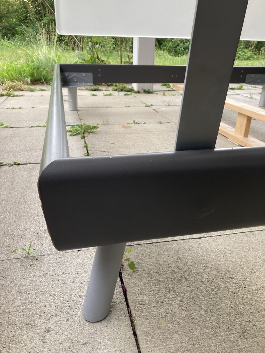 Betten: Bettgestell mit Kopfteil grau/weiss Plexiglas – Gebraucht aus Urdorf von Rose.14 4