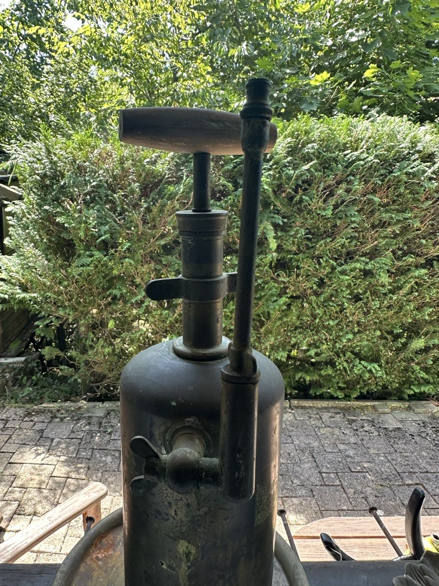 Medizinaltechnik: Drucksprüher Messing antik mit Holzgriff – Gebraucht aus Oensingen von Onuk1 2