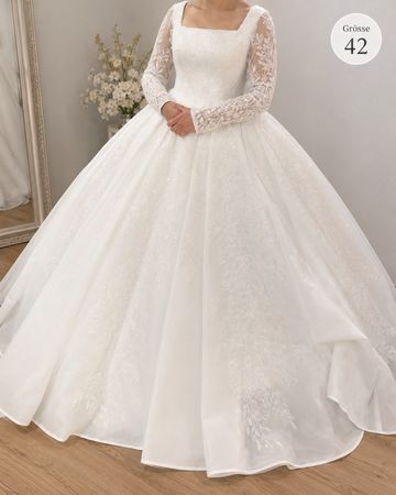 Traumhaftes Hochzeitskleid mit langem Schleier & Spitze