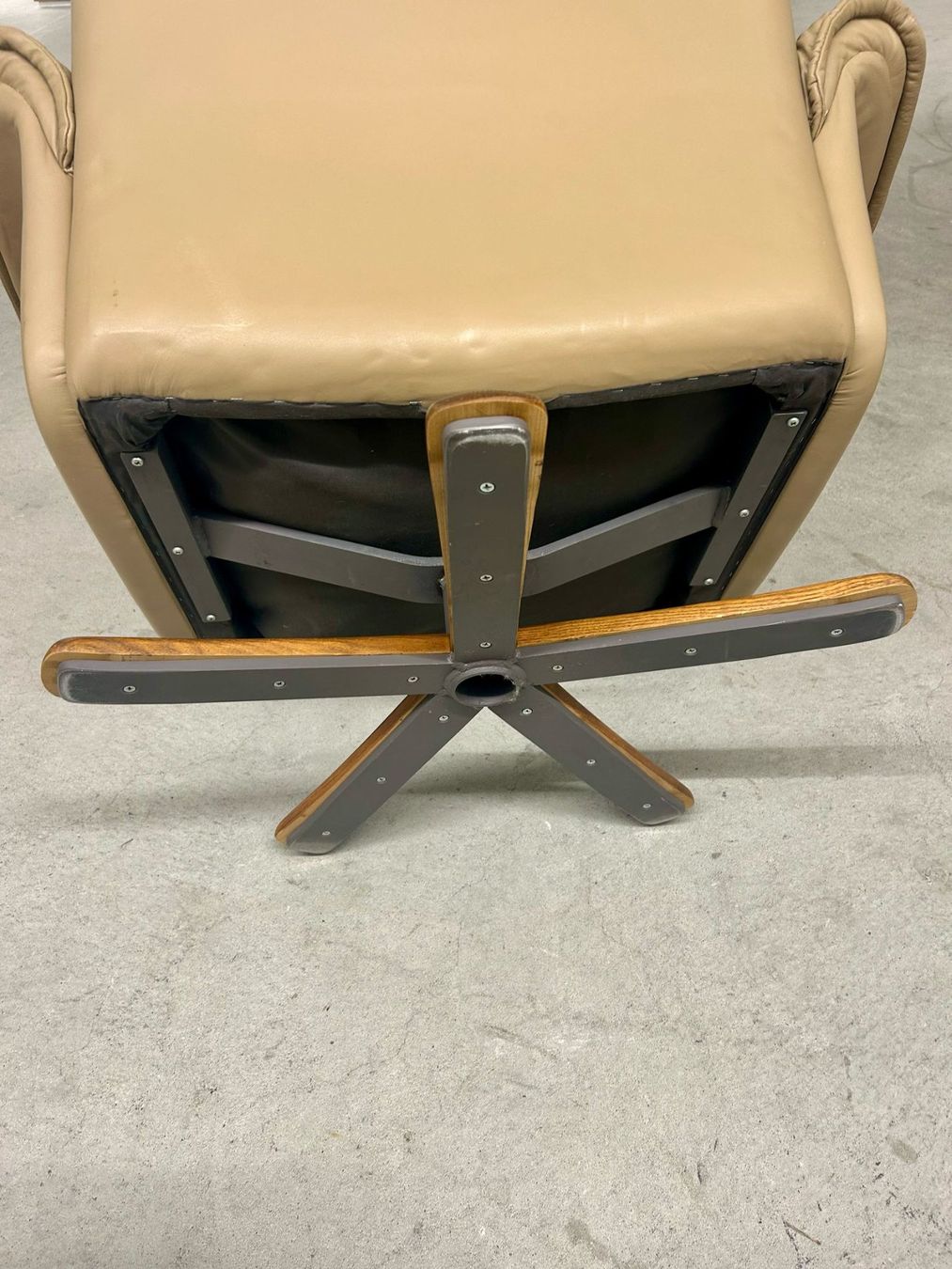 Poltrone: Mid-Century Leder Drehsessel, Möbelindustrie SEM – Usato da Rickenbach ZH venduto da Der-Insider 6