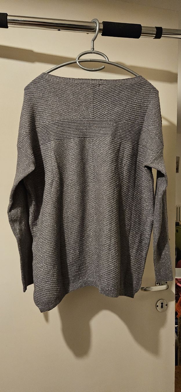 Pullover & Sweatshirts: Zuiki Strickpullover, Grau-Silber Glitzer, Gr. S/M, Top! – Gebraucht aus Basel von NikaV13