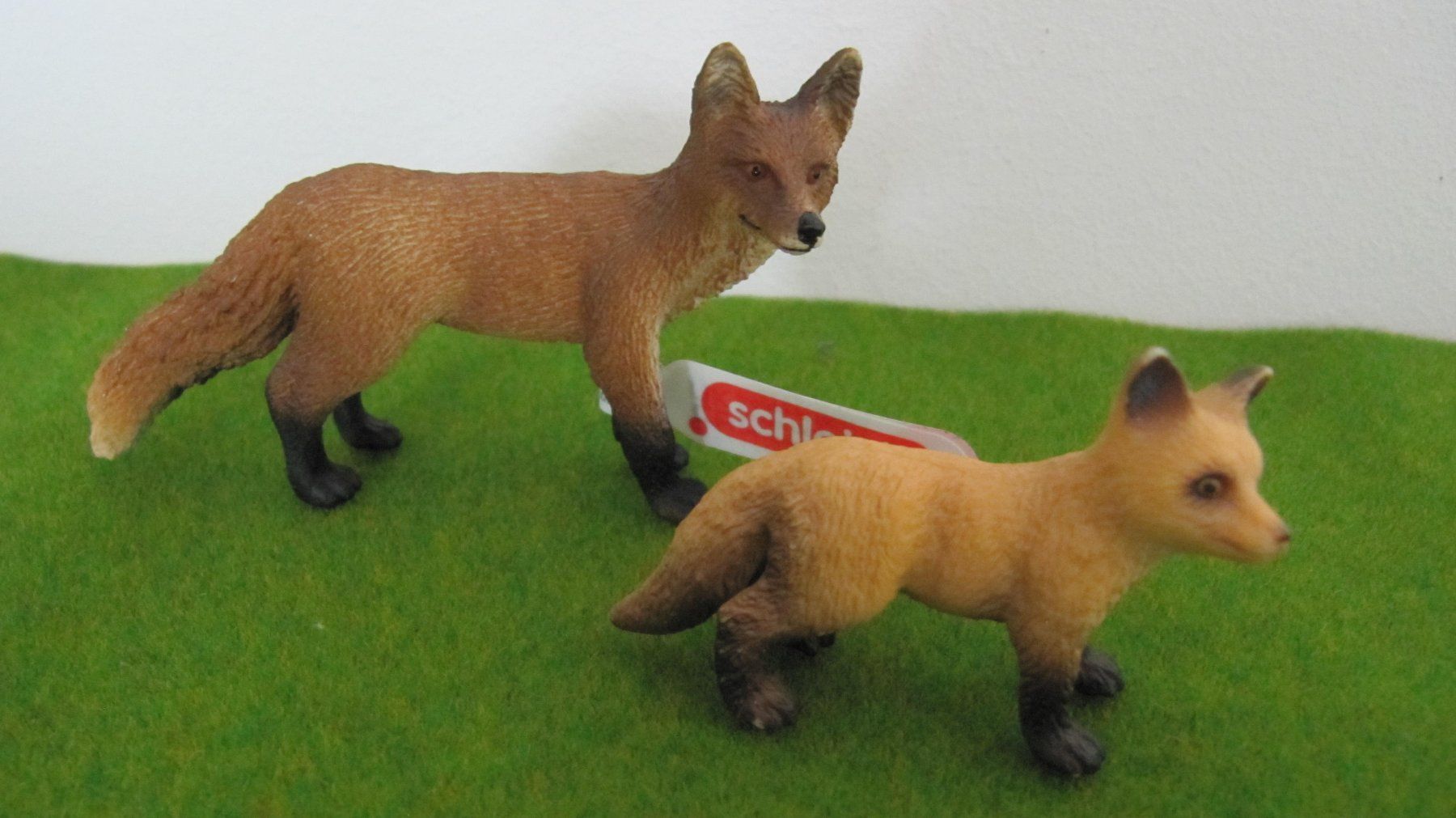 Schleich Spielzeuge: Schleich Figuren, Wolf und Fuchs mit Jungtier – Neu (gemäss Beschreibung) aus Brunnen von Kiwiland1 2