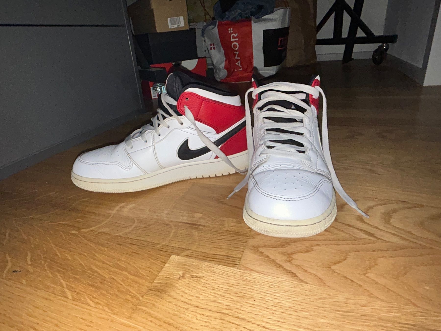 Scarpe da donna: AIR JORDAN 1 RED/WHITE/BLACK – Usato da Luzern venduto da Suneha