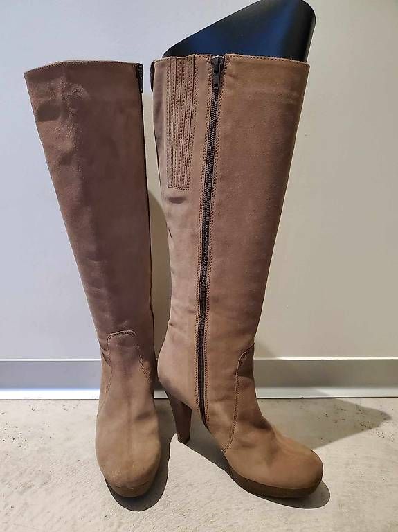 Scarpe da donna: Bottes en daim – Usato da Bernex venduto da Sooeg_01 2