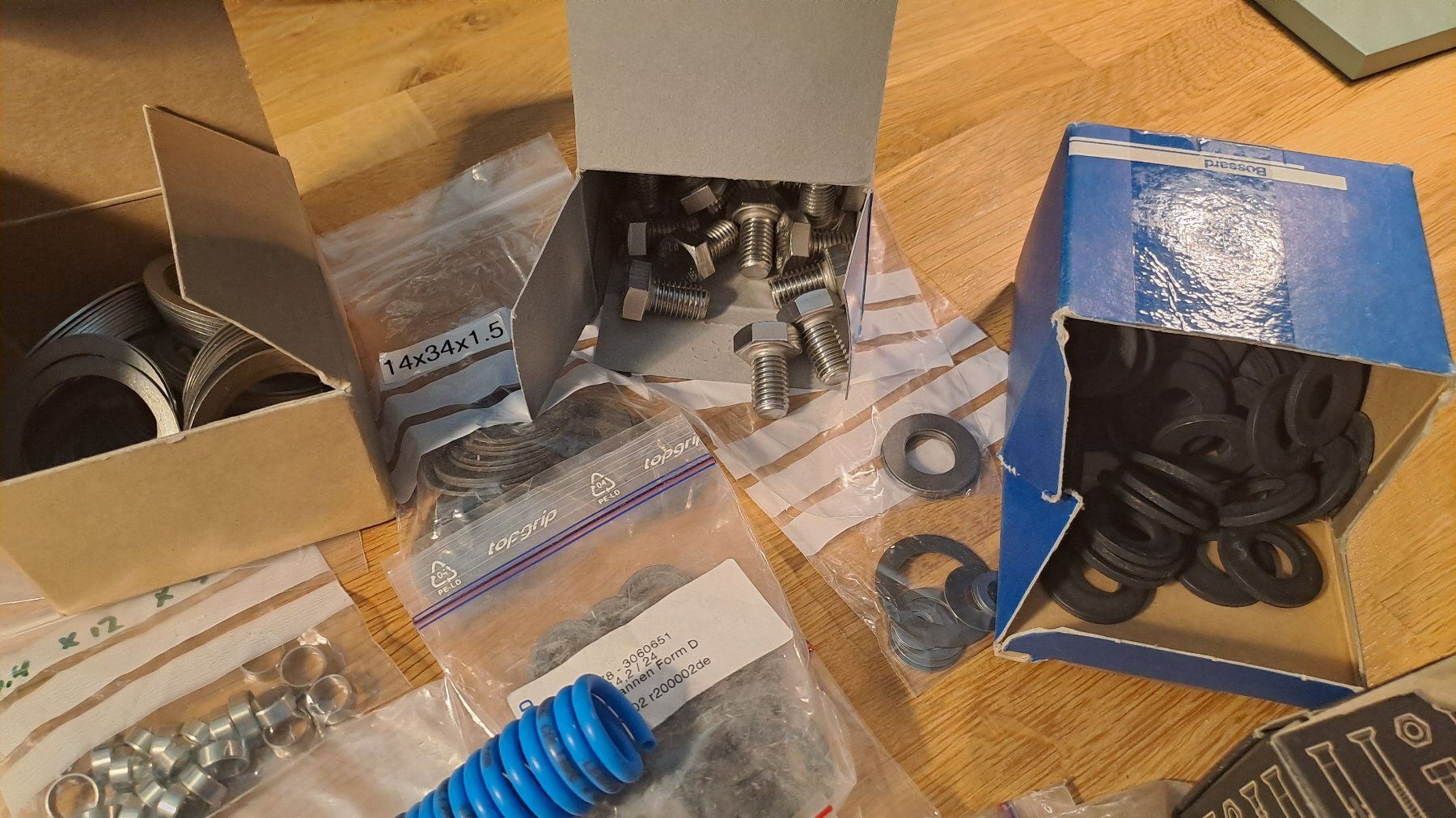 Tutti gli attrezzi: Surplus Hardware – Usato da Rieden AG venduto da Werkstattlaedeli 3