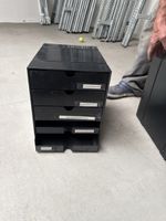 Schwarzes Aufbewahrungs-System mit 5 Schubladen und Fächern.