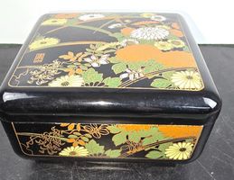 Japanische Lackdose / Bento-Box mit floraler Golddekor-Maler