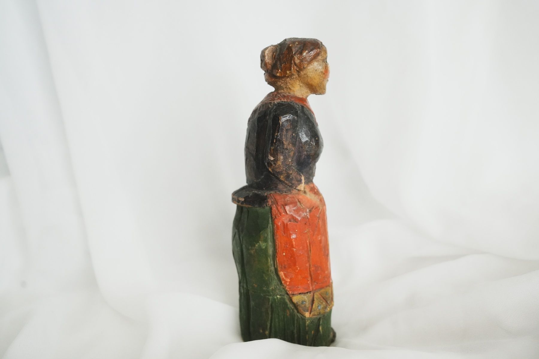 Statuette: Handgeschnitzte Holzfigur einer sitzenden Frau mit Handspieg – Usato da Volketswil venduto da HeredisAntiques 3