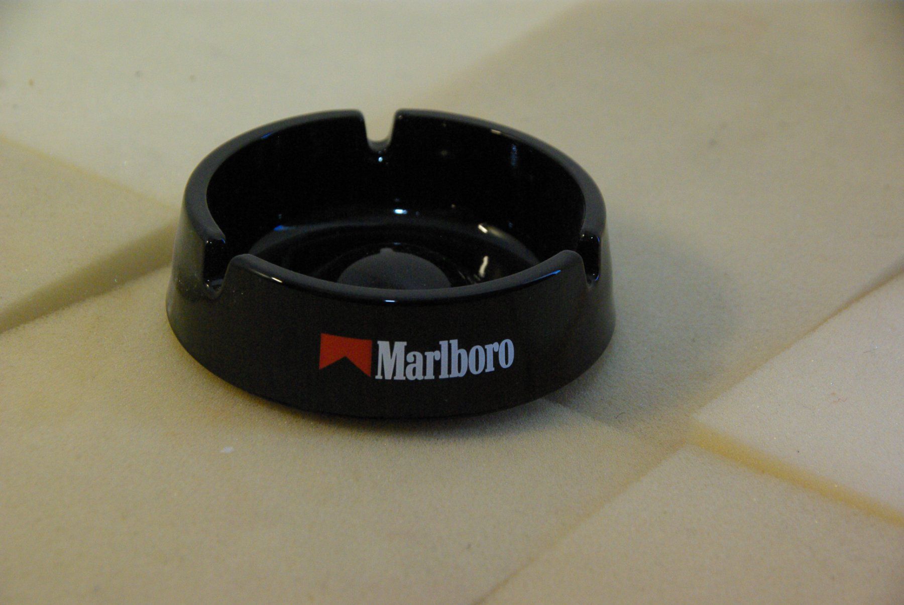Portacenere: Marlboro Aschenbecher, schwarz – Nuovo (secondo la descrizione) da Herisau venduto da Cevianer1844