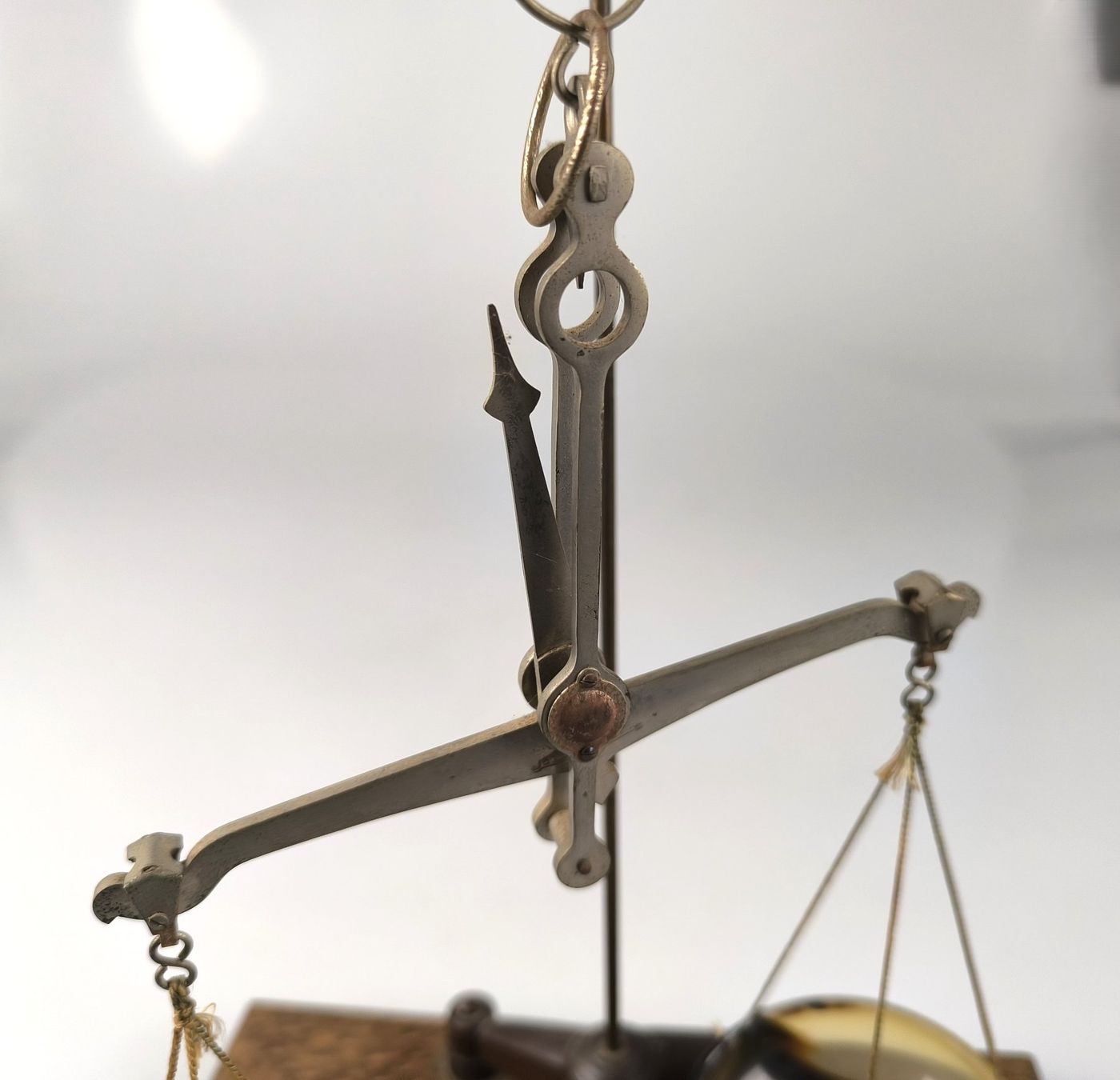 Bilance e pesi: Antike Balken- oder Apothekenwaage – Usato da Rüti ZH venduto da Restwert_Rueti_ZH 3